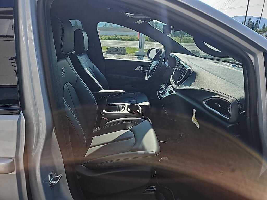 Image of 2023 Chrysler Pacifica Hybrid