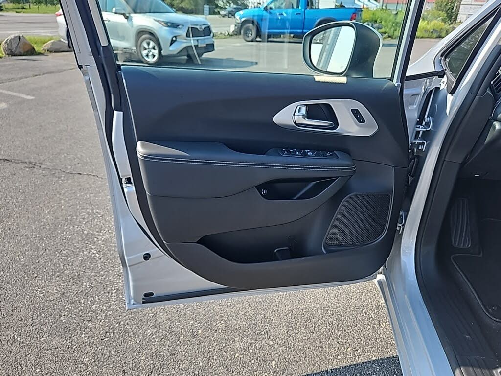 Image of 2023 Chrysler Pacifica Hybrid