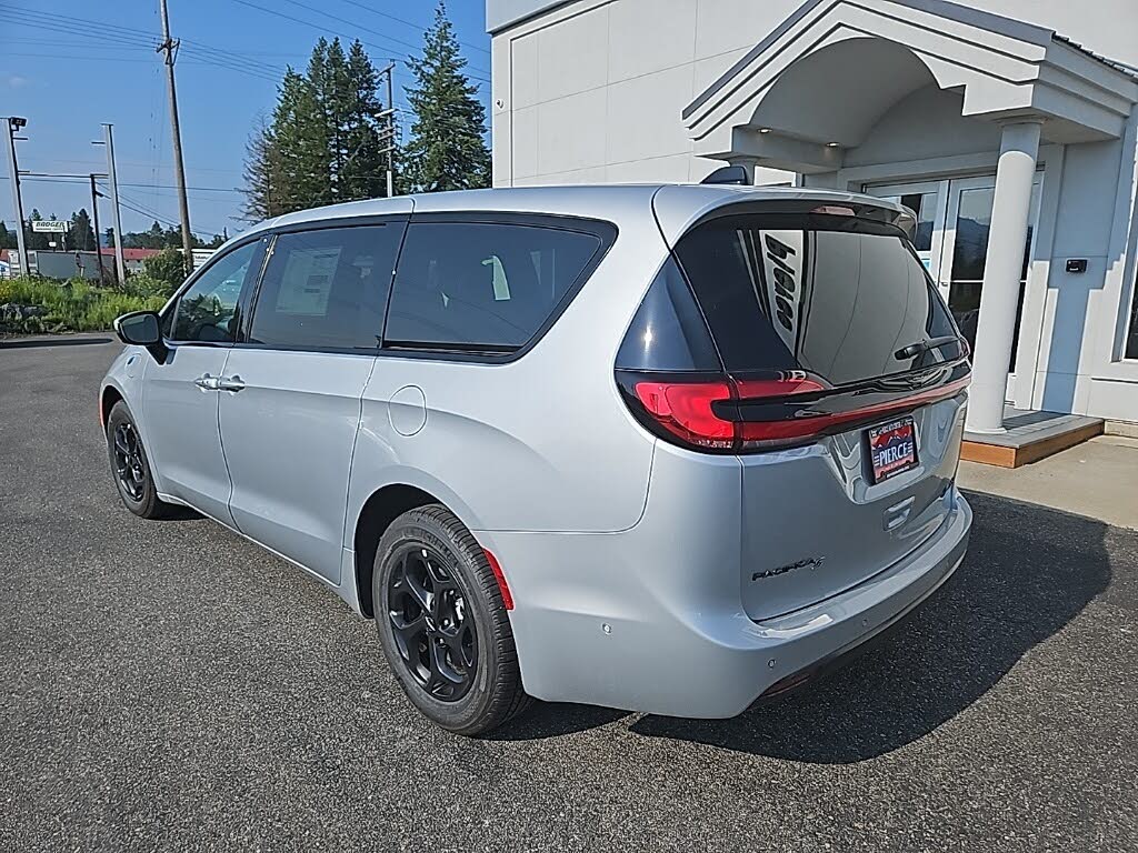 Image of 2023 Chrysler Pacifica Hybrid