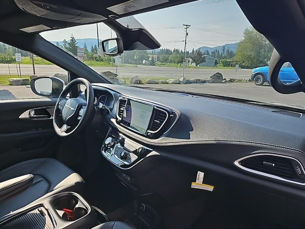 Image of 2023 Chrysler Pacifica Hybrid