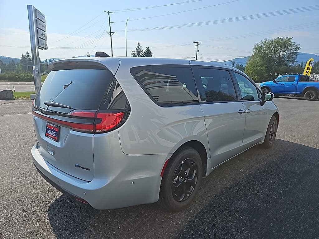 Image of 2023 Chrysler Pacifica Hybrid