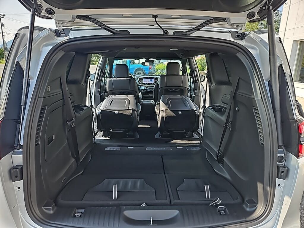 Image of 2023 Chrysler Pacifica Hybrid
