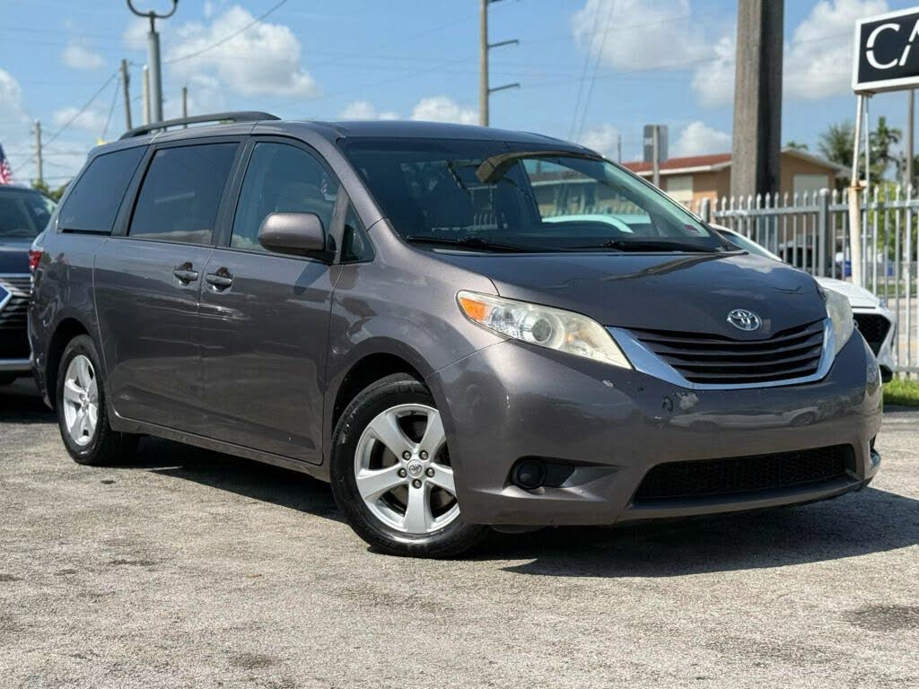 2016 Toyota Sienna LE 8-Passenger
                                    for sale in Miami, FL – photo 2
