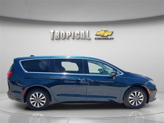 2022 Chrysler Pacifica Hybrid thumbnail – Miami Shores, FL – 6