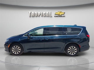 2022 Chrysler Pacifica Hybrid thumbnail – Miami Shores, FL – 2
