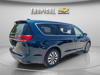 2022 Chrysler Pacifica Hybrid thumbnail – Miami Shores, FL – 5