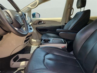2022 Chrysler Pacifica Hybrid thumbnail – Miami Shores, FL – 23