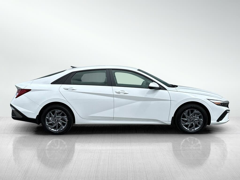 Image of 2025 Hyundai Elantra Hybrid
