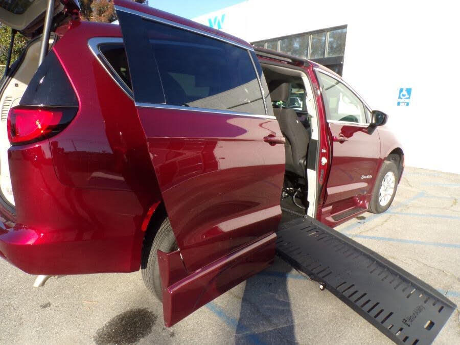 Image of 2022 Chrysler Voyager