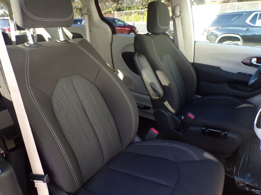 Image of 2022 Chrysler Voyager