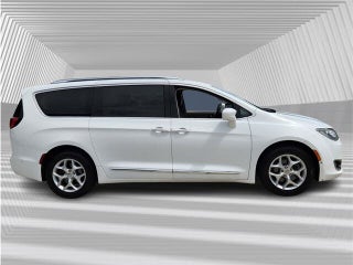 2017 Chrysler Pacifica thumbnail – Davie, FL – 3