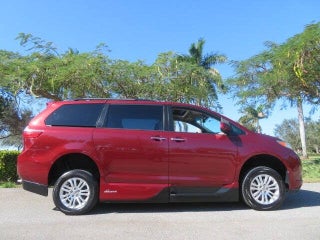 2017 Toyota Sienna thumbnail – Boca Raton, FL – 4