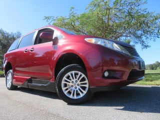 2017 Toyota Sienna thumbnail – Boca Raton, FL – 3