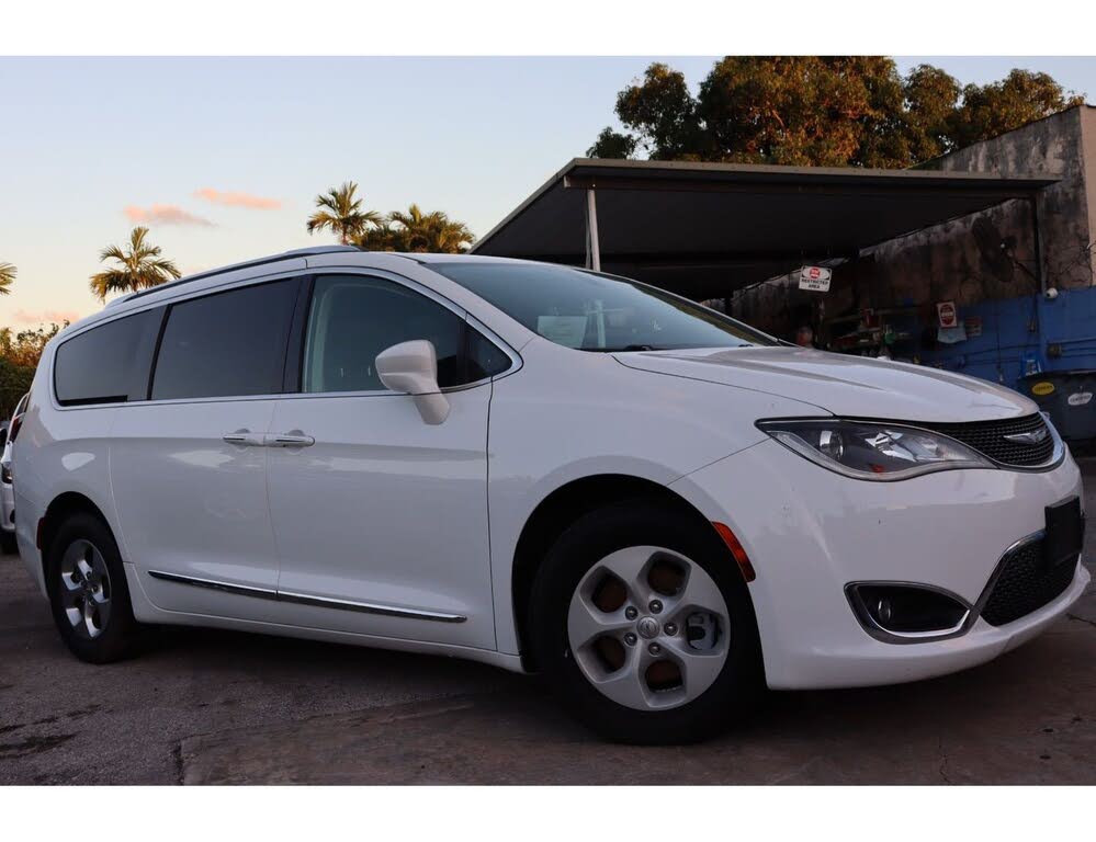 2017 Chrysler Pacifica Touring-L Plus
                                    for sale in Miami, FL – photo 2