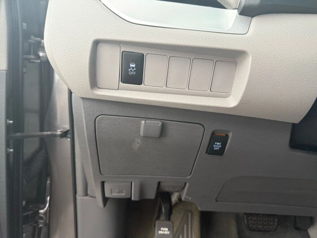 2016 Toyota Sienna LE 8-Passenger
                                    for sale in Miami, FL – photo 18