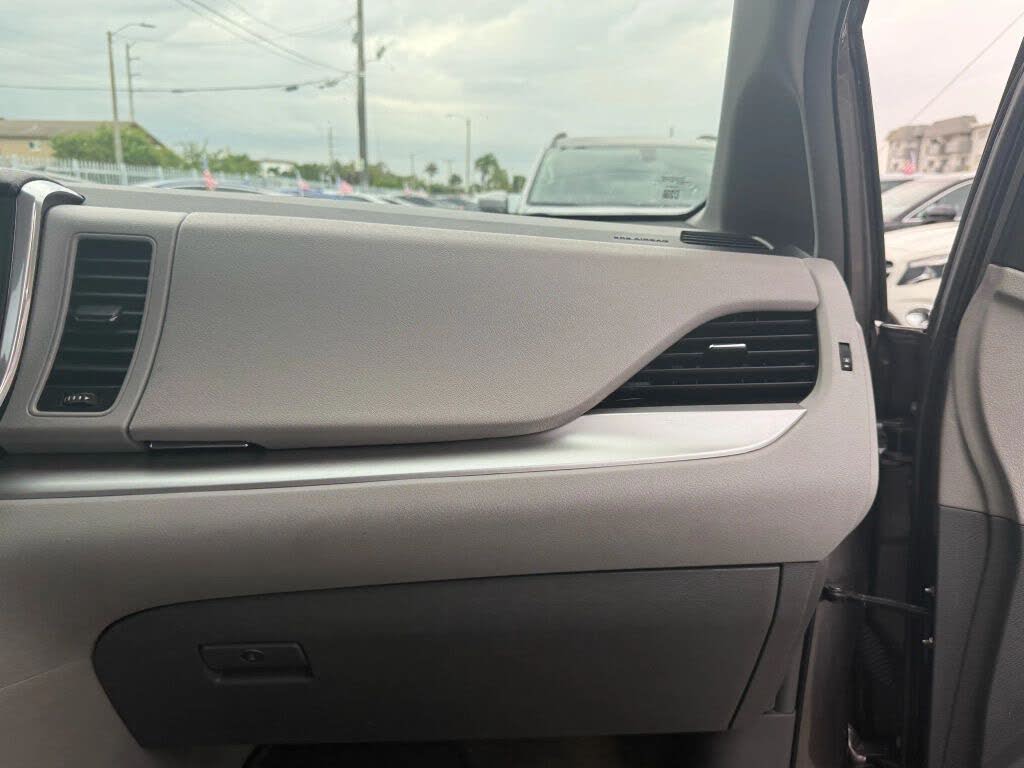 2016 Toyota Sienna LE 8-Passenger
                                    for sale in Miami, FL – photo 31