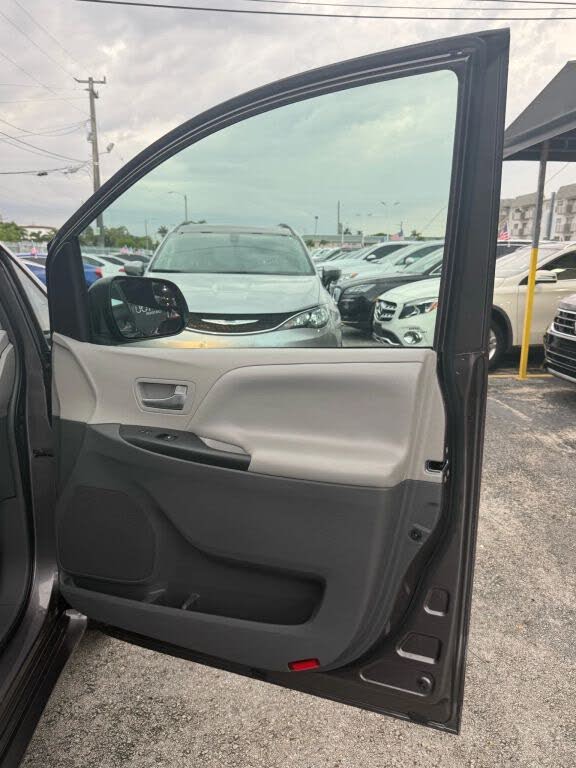 2016 Toyota Sienna LE 8-Passenger
                                    for sale in Miami, FL – photo 28
