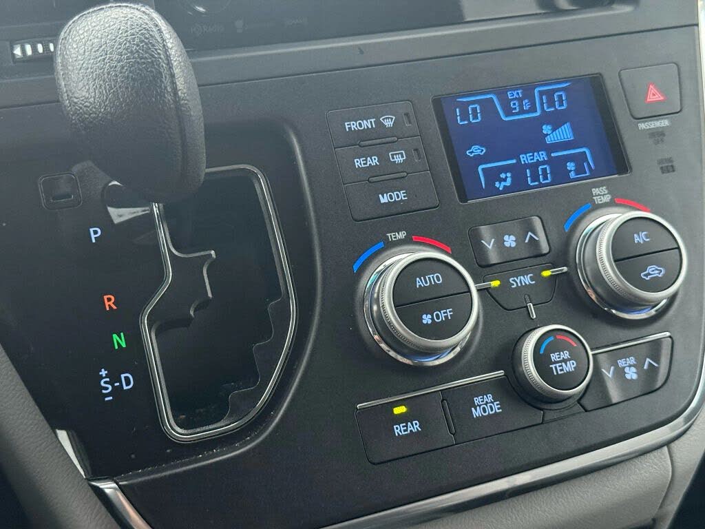 2016 Toyota Sienna LE 8-Passenger
                                    for sale in Miami, FL – photo 38