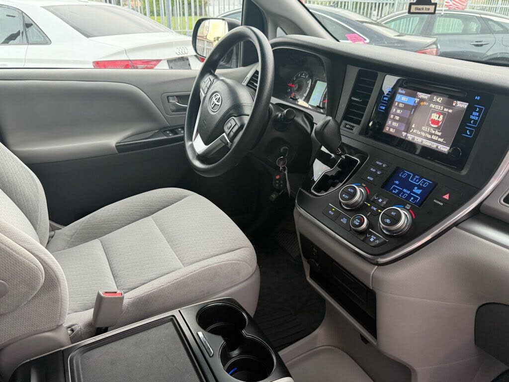 2016 Toyota Sienna LE 8-Passenger
                                    for sale in Miami, FL – photo 32