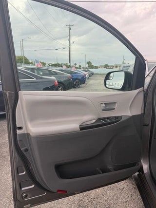 2016 Toyota Sienna thumbnail – Miami, FL – 15
