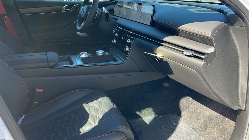 2025 Genesis G80