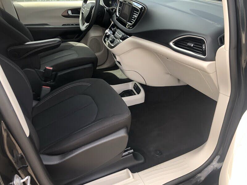 2023 Chrysler Voyager