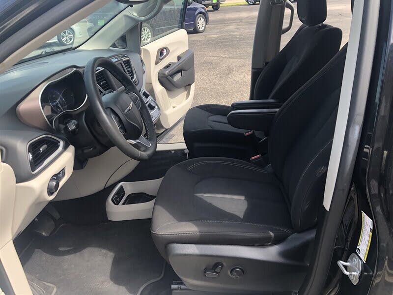2023 Chrysler Voyager
