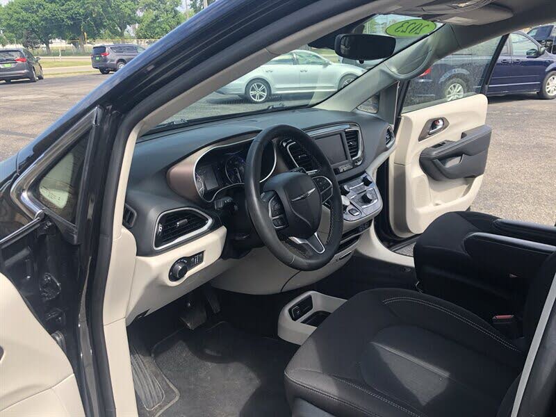 2023 Chrysler Voyager