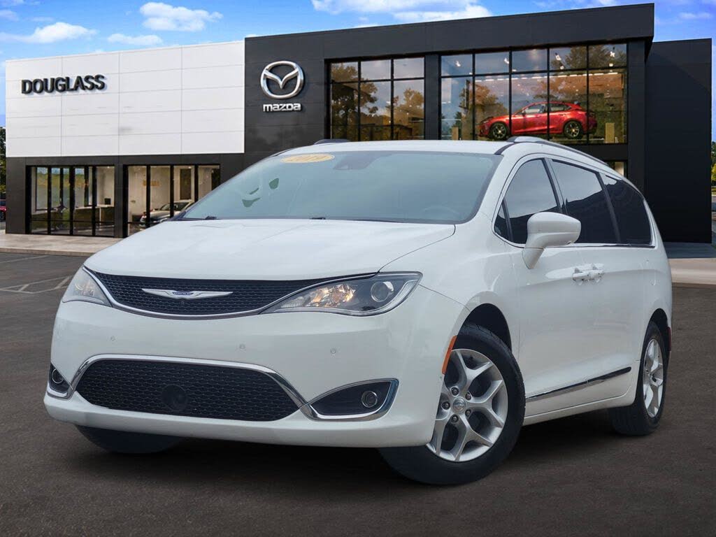 2019 Chrysler Pacifica Touring L — photo 1 of 12